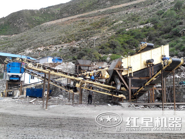 四川涼山鵝卵石制砂生產現場一角